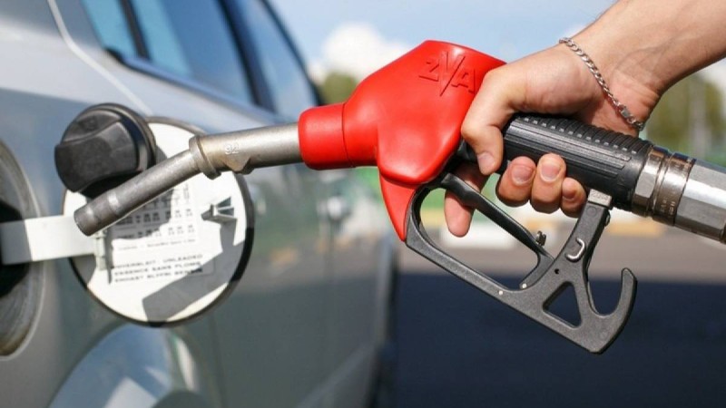 Алдағы жылдан бастап жанармайдың литріне салық 2 есеге өседі.