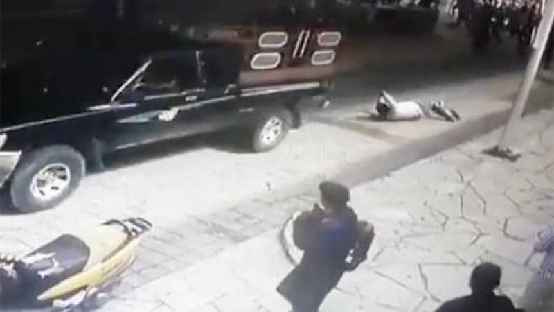 Уәдесінде тұрмаған әкімді тұрғындар көлікпен сүйреді.