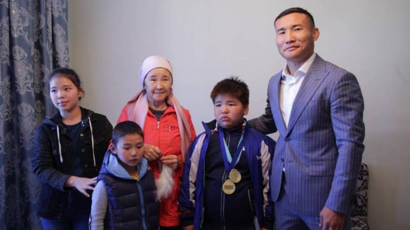 Қанат Ислам көп балалы отбасына пәтер сыйлады.