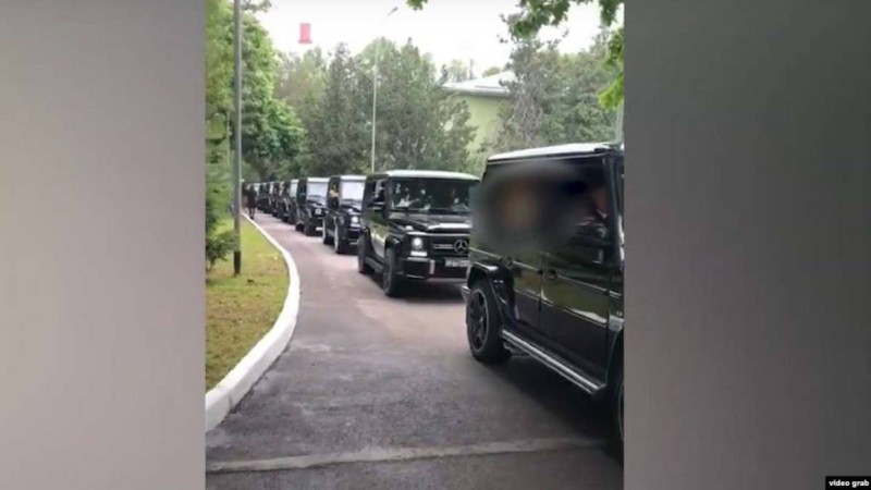 Түлектер мінген Gelandewagen кортежі: директор жұмыстан шығарылды.