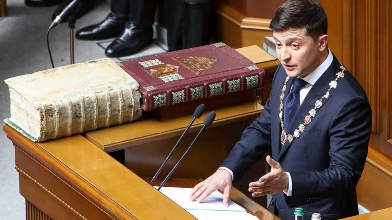 Зеленский жоғарғы раданы таратып, парламент сайлауы өтетінін мәлімдеді.