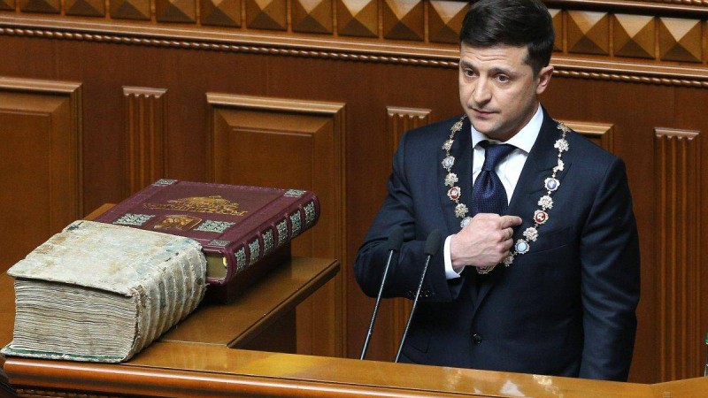 Зеленский: Мен осы уақытқа дейін халқымды күлдіріп келдім, енді оларды жылатпау үшін барымды саламын.