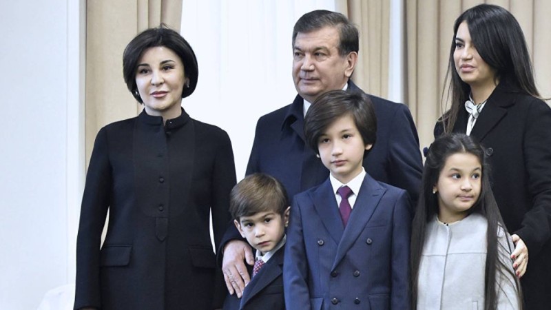 Өзбекстанда баласына президенттің атын қойған отбасы сыйлық алды.