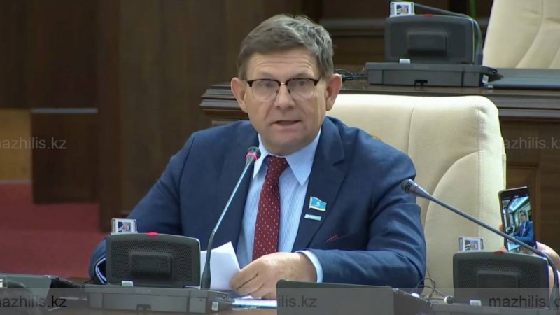 Депутат Пономарёв орыстілділерді қазақ тілін белсенді үйренуге шақырды
