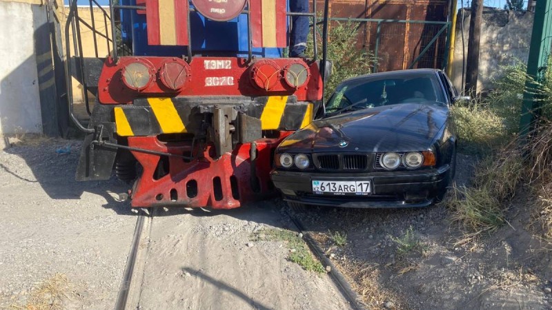 Шымкентте жеңіл көлік пойызбен соқтығысты
