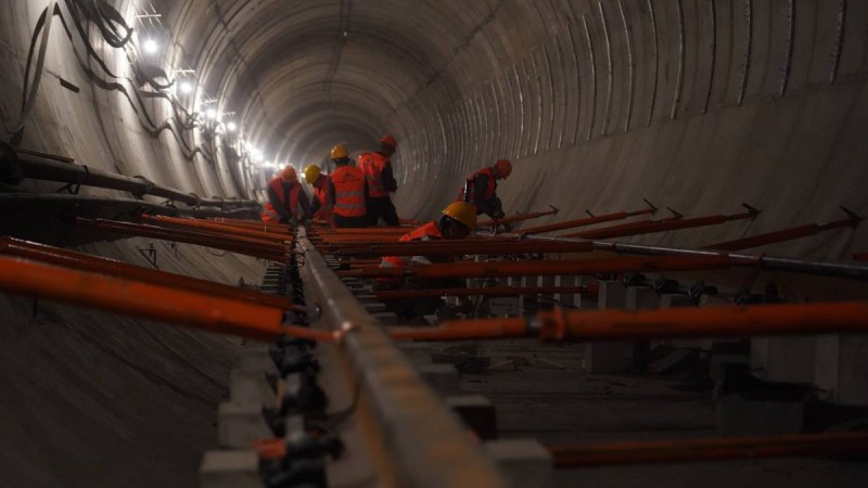 Дыбыссыз және дәнекерсіз: Алматы метросында жаңа буындағы «тыныш» рельстер төселуде