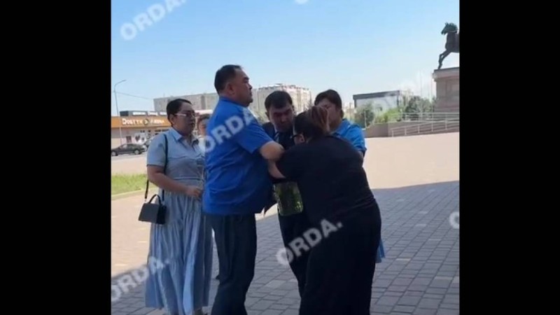 Көпбалалы ана Қаскелең әкімдігі алдында өзін және балаларын өртемек болды