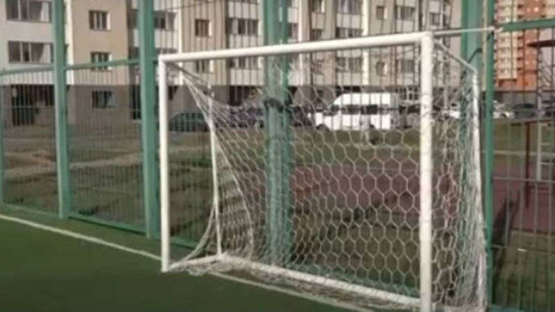 Астанада үстіне қақпа құлаған қыздың ата-анасы кінәлілерді жауапқа тартуды талап етіп отыр