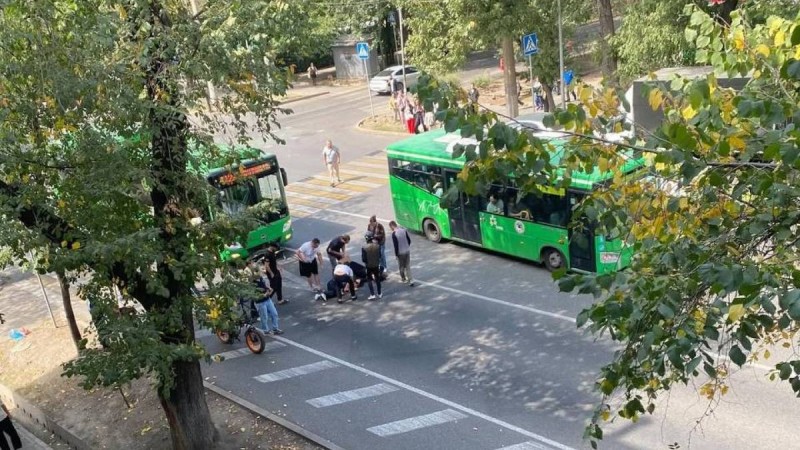 Алматыда электросамокатпен жүрген екі қызды автобус қағып кетті