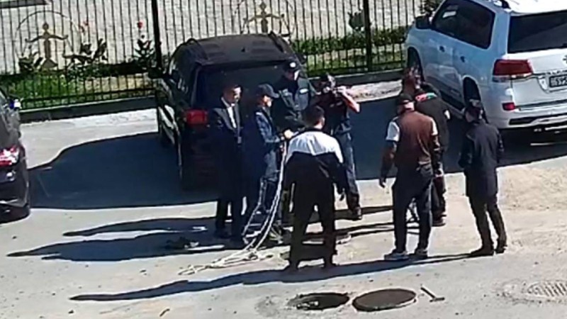 Семейде кәріз құдығына түскен екі жұмысшы есінен танып қалды