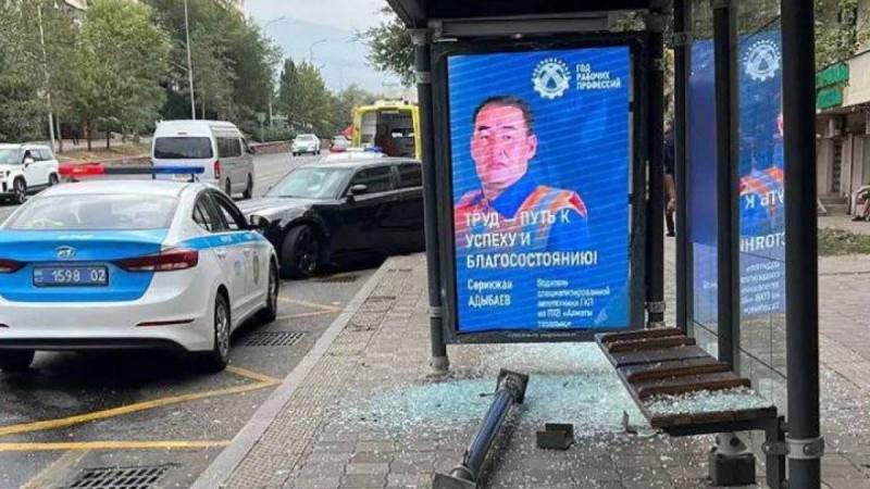 Алматыда автокөлік аялдамаға соғылды, бір адам зардап шекті