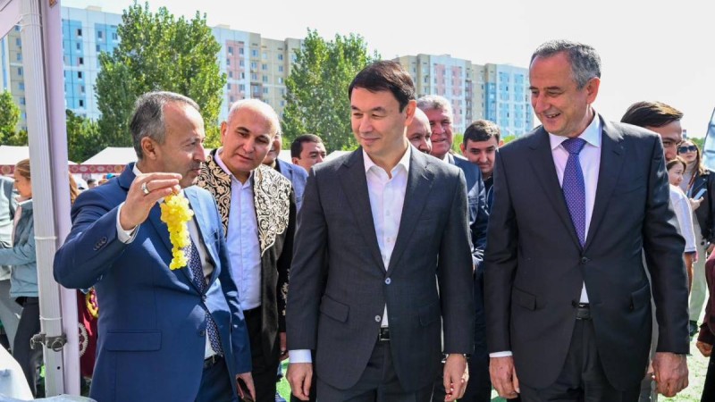 Қала күніне орай Алматы әкімі Дархан Сатыбалды Тәжікстаннан келген фермерлер жәрмеңкесіне барды