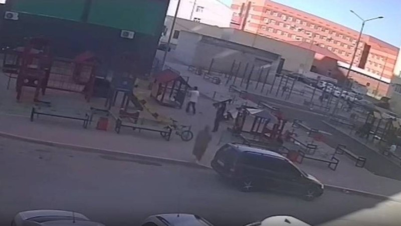 Атырауда ер адам ойын алаңында баланы ұрып тастады