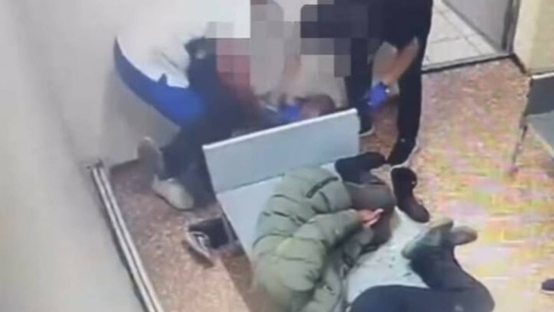 Қостанайда дәрігер 61 жастағы ер адамды айықтырғышта ұрып-соққан