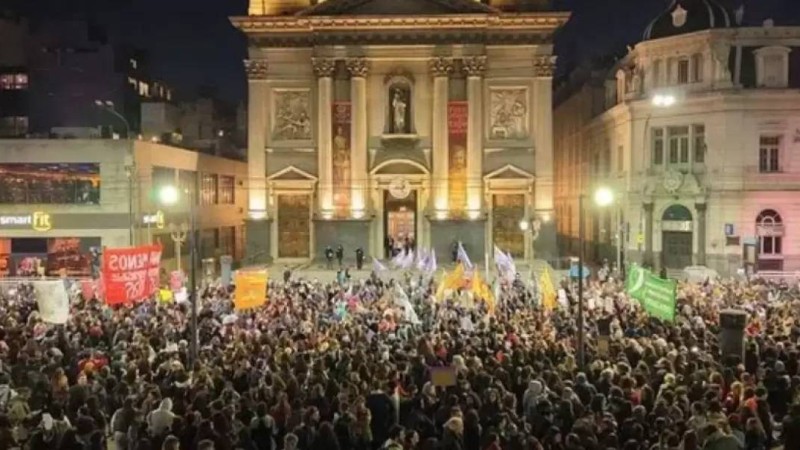 Аргентинада мыңдаған адам әйелдерге жасалған зорлық-зомбылыққа қарсы наразылыққа шықты