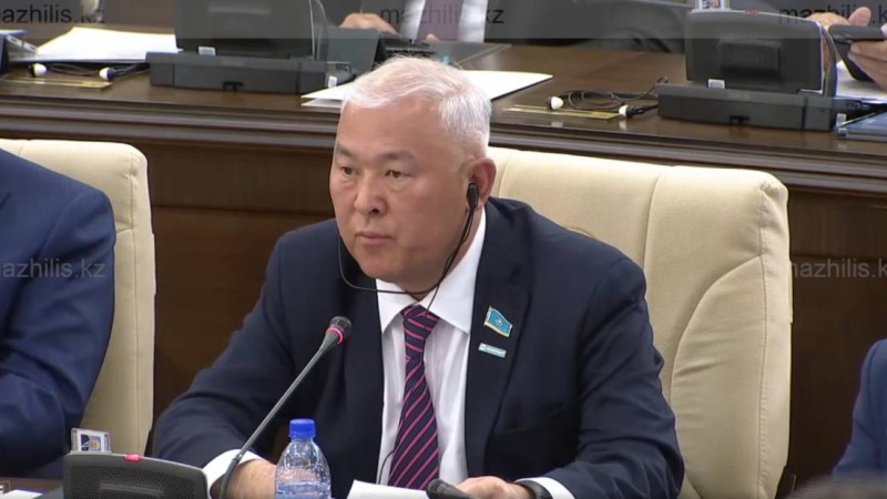 Мұрат Әбенов мемлекеттік телеарналарды сынға алды