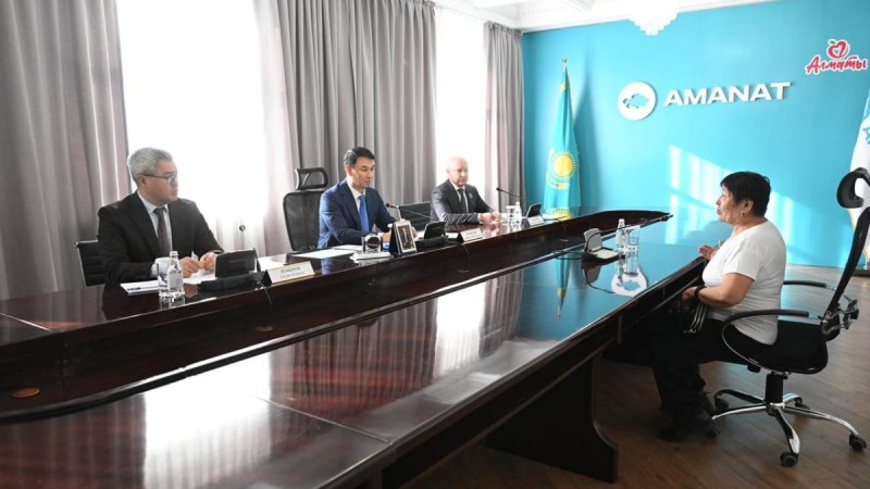 Алматы әкімі Дархан Сатыбалды «AMANAT» партиясында азаматтарды жеке қабылдады