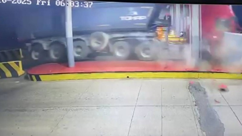 Астана – Щучинск тасжолындағы төлем қабылдау бекетіне жүк көлігі соғылды