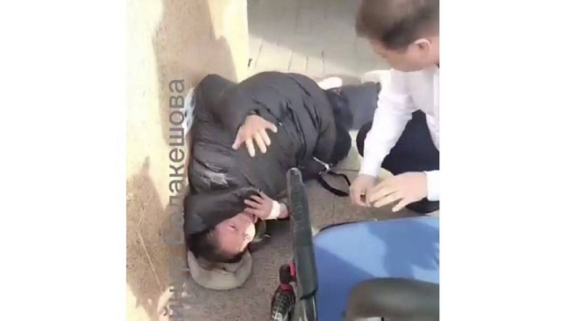Астана сотында мүгедек әйел көтергіштен құлап кетті