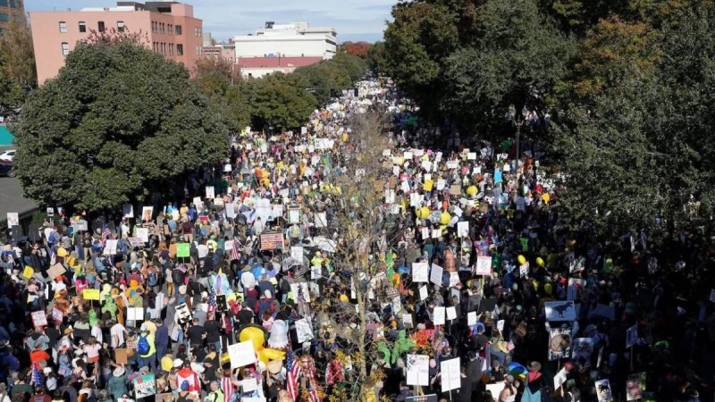 АҚШ пен Еуропада «Патшаларға жол жоқ» ұранымен митингілер өтіп жатыр