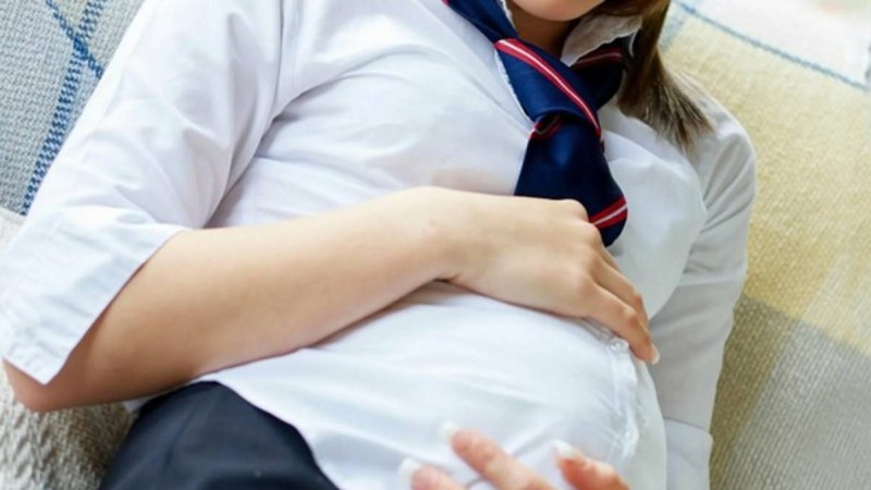 "Атасы күдіккке ілінді": Ақтөбеде 14 жастағы оқушы қыздың сабақ үстінде толғағы қысқан