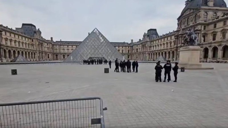 Париждегі атақты Лувр музейін тонап кетті