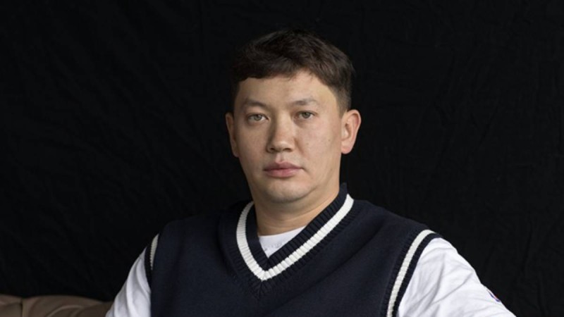 "Жыныс мүшесіне тақия кигізу": Танымал журналистің сөзі елдің ашуын туғызды (ФОТО)