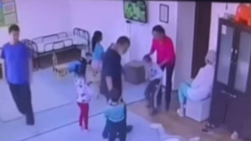 Атырауда әлеуметтік орталықта ДЦП диагнозы бар балаларды ұрып, қорлаған