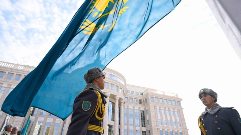 Президент Мемлекеттік ту көтеру рәсіміне қатысты