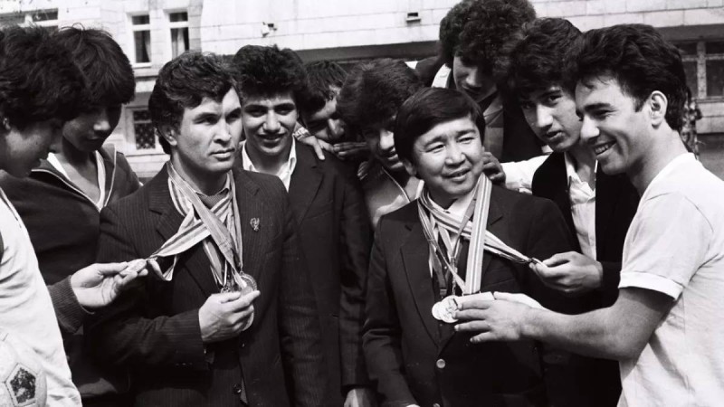 Жақсылық Үшкемпіровтің тасасында қалып қойған қазақ чемпионы кім?