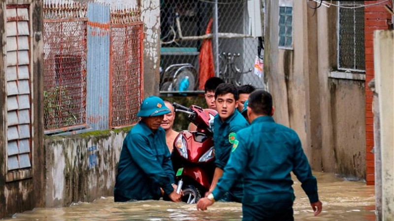Вьетнамда нөсер жауыннан қалаларды су басты