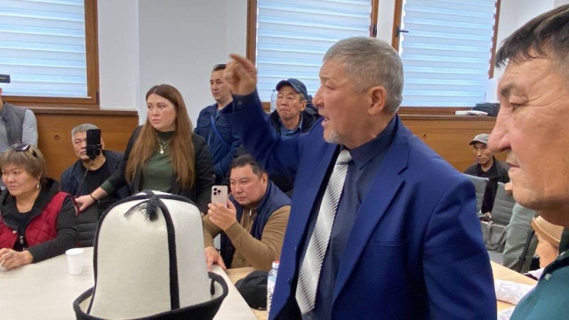 «Бізге қазақ мектебі керек» — алматылықтар әкімдікке барды