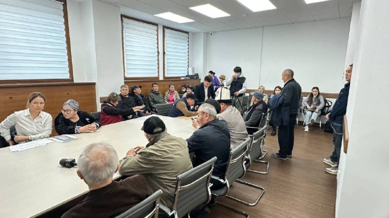 "Балаңды орысша оқытпа, мәңгүрт болып қалады" – Алматыдағы мектеп дауы