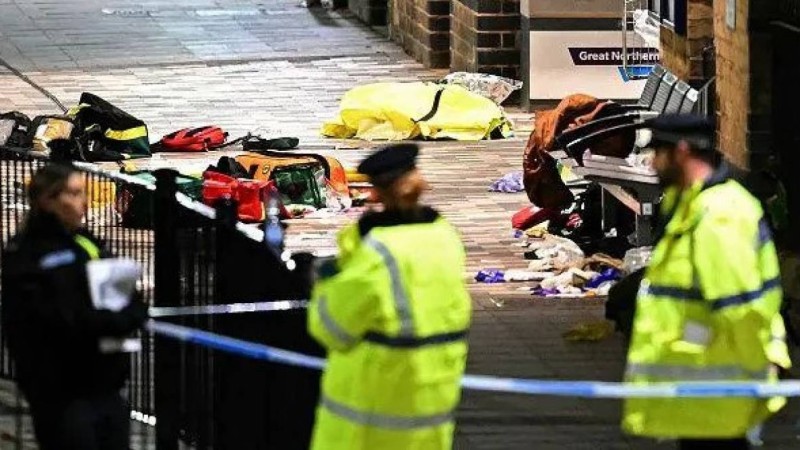 Англияда пойызда адамдарға шабуыл жасалып, 10 адам жарақат алды