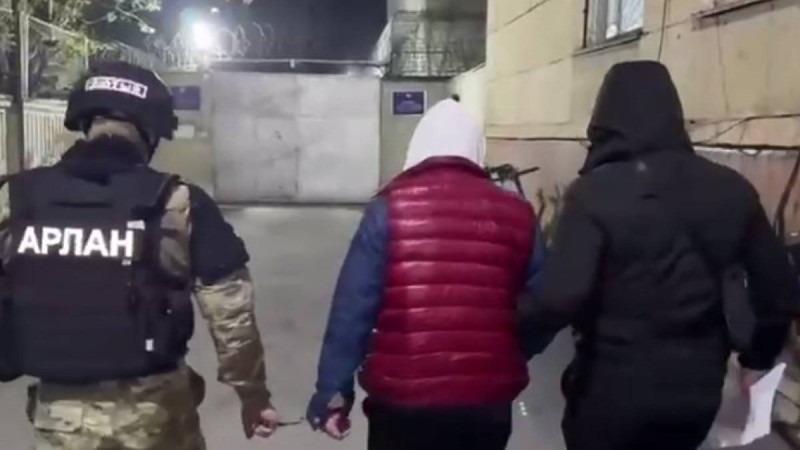 Алматыда шенеуніктен ақша бопсалады деген күдікпен блогер-журналист ұсталды