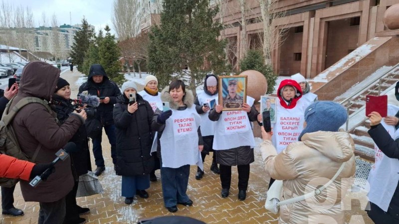 Әскерде қаза болған сарбаздардың аналары Астанада митингке шықты