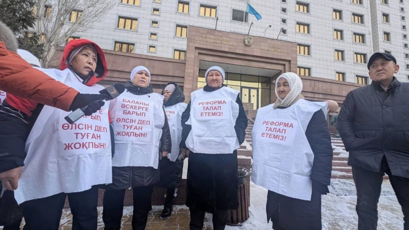 Әскерде қаза тапқан сарбаздардың аналарын Байқоңыр аудандық полиция басқармасына алып кетті