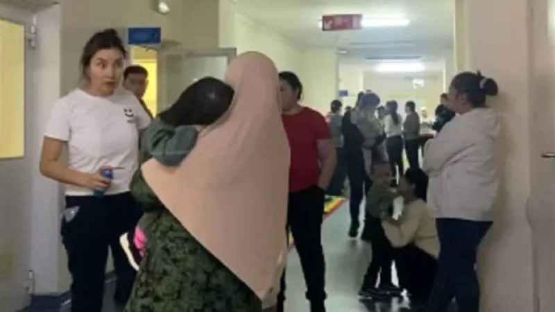 «Күткенімізге үш сағат болды»: Астана жұқпалы аурулар ауруханасындағы кезектің видеосы тарады