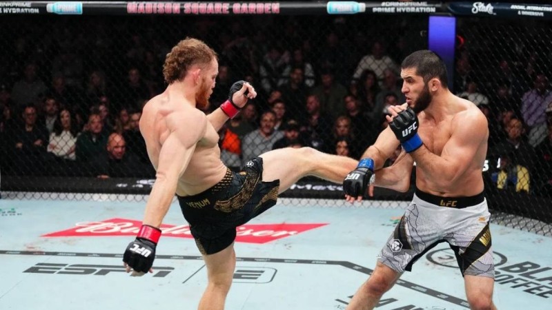 Ислам Махачев UFC-тің жартылай орта салмақ дәрежесінде чемпион атанды