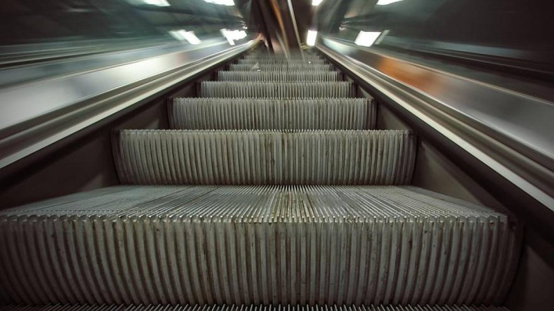 Ақтаудағы әуежай қыздың эскалаторда жарақат алуына байланысты 2 млн теңге өтемақы төлейді