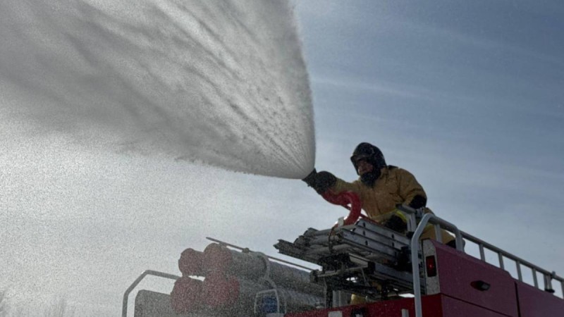 Алматыда әкімшілік ғимарат өртеніп жатыр