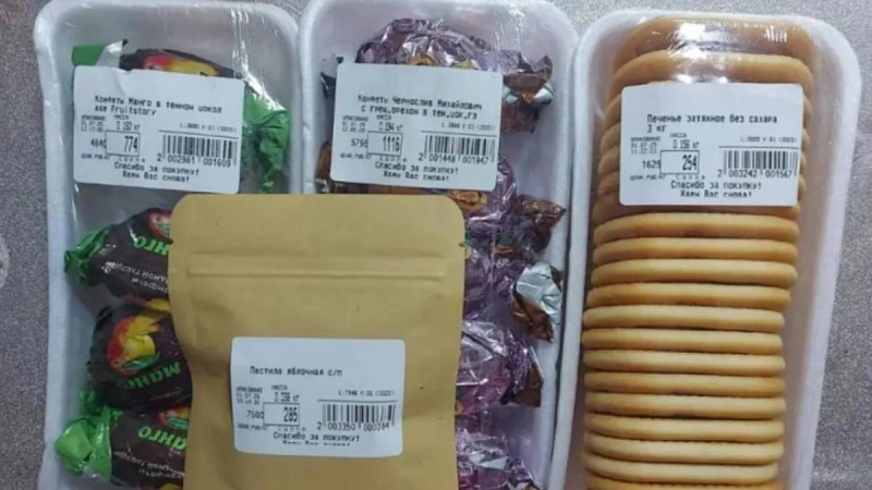 Петропавлдағы супермаркетте заттың бағалары рубльмен көрсетілген