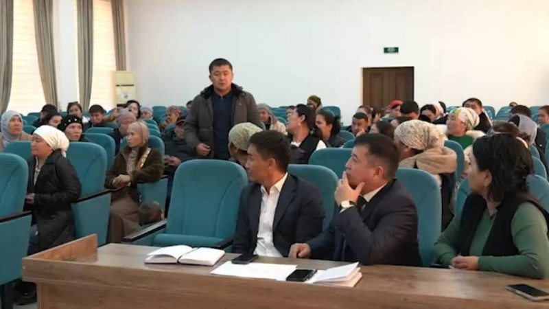 Үш ай жалақы алмаған мұғалімдер наразылыққа шықты