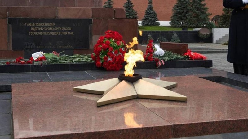 Мәңгілік алауға тауық етін қуырып жеген ер адам ұсталды