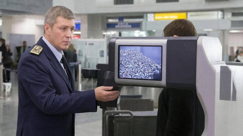 Турист қол жүгімен 11 мыңнан астам бриллиантты алып өтпек болған