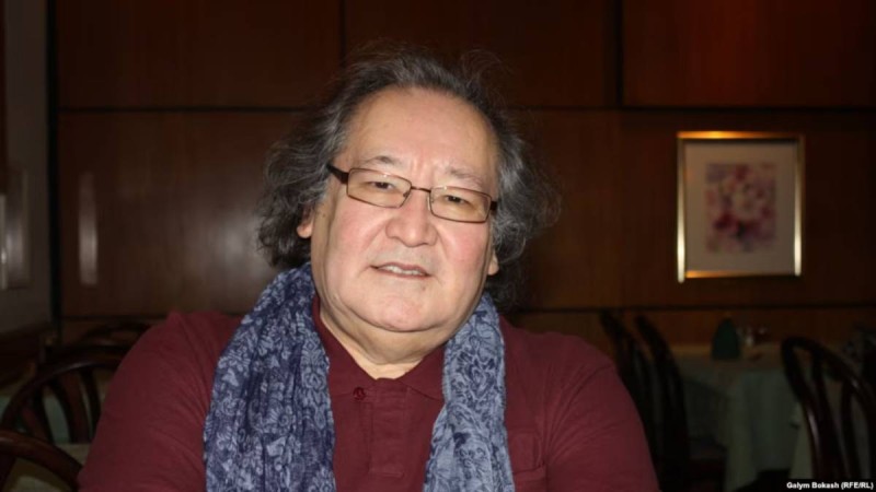 "Көбелек қуып кеттім, кім байға тиеді?" – Болат Атабаевтың сирек кездесетін видеосы жарияланды (ВИДЕО)