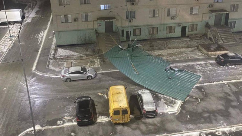 Атырауда қатты желден үйлердің шатыры мен сыртқы жабындары бүлінді