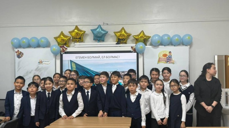 Оқушылар Тәуелсіздік күні қарсаңында кітап оқып, елдік туралы ой бөлісті