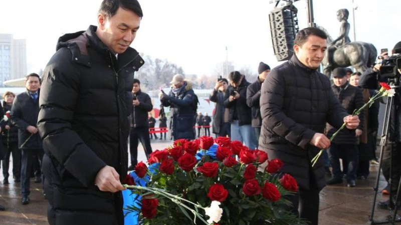 Алматы әкімі «Тәуелсіздік» монументіне гүл шоқтарын қойды