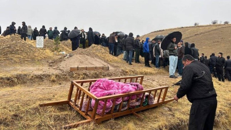 "Әкесінің қасына жерленді": Ресейде көз жұмған 10 жасар баланың денесі Тәжікстанға жеткізілді